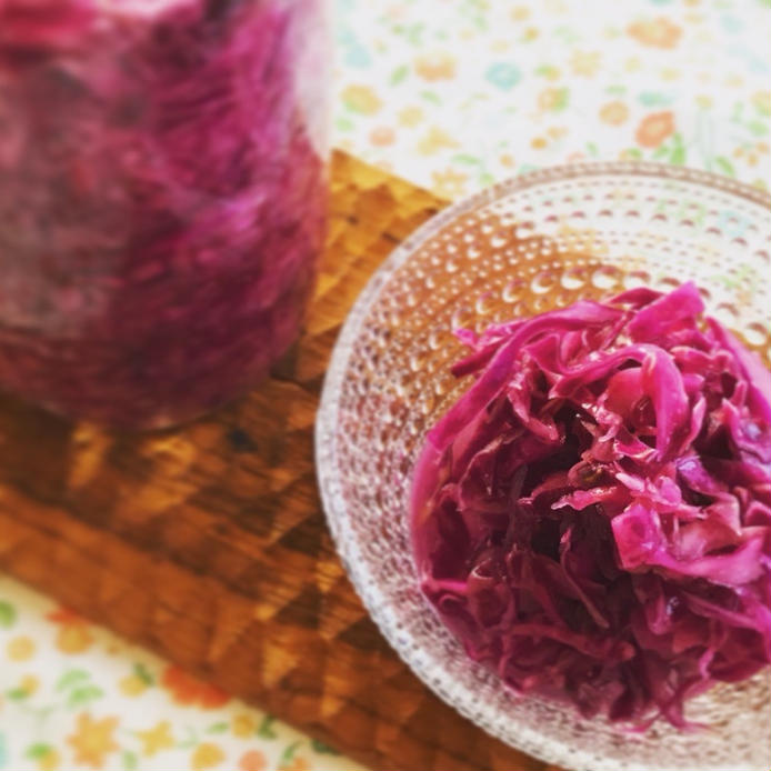 透明な器に盛り付けられた紫キャベツの味噌入り和風ザワークラウト
