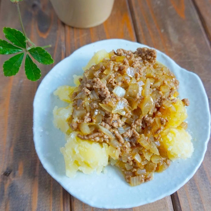 水色のお皿に盛られたカレーそぼろ餡のこふきいも