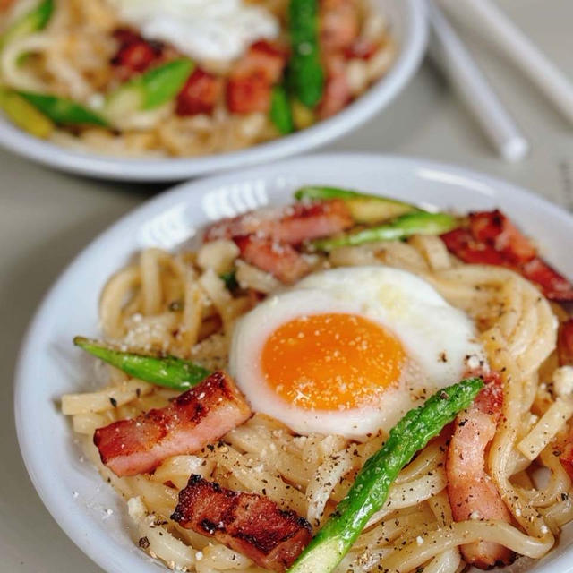 スピーディーで美味しい！リッチなコクがクセになる♪ バター＆チーズで濃厚アスパラベーコン焼うどん