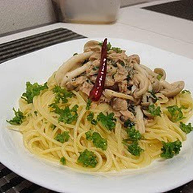 ツナとシメジのペペロンチーノ（Spaghetti Aglio, Olio e Peperoncino with Tuna and Shimeji Mushroom）