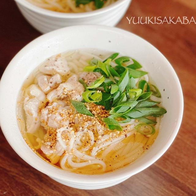 透き通ったスープが飲み干せるほどおいしい！鶏肉のあっさりうどん！