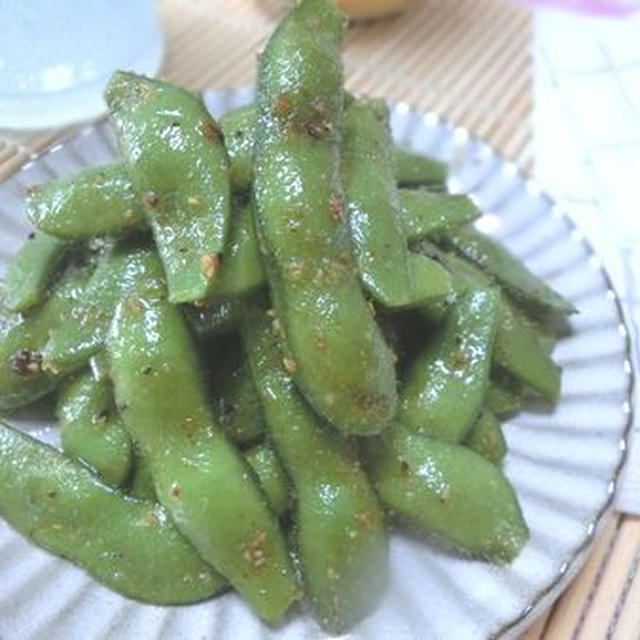 ピリリとペパーがきいてるね♪　枝豆のガリバタ醤油炒め　