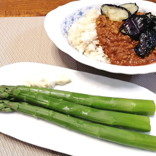 キーマカレーとアスパラガス「タイミングよくコラボしました」