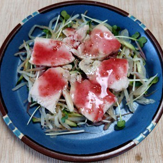 鶏むね肉と野菜の梅肉ソースサラダ