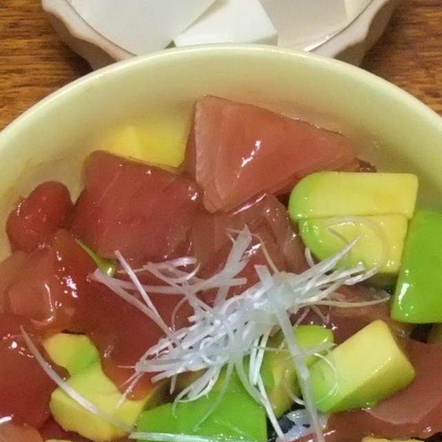 マグロアボカド丼