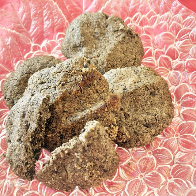 ホロッと口どけの良い「胡麻クッキー」はお手軽な作り方で再現可能♪グルテンフリーレシピ