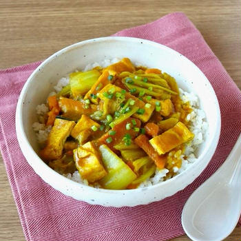 ＼正月明けの体リセットに! ／油揚げの和風カレー丼