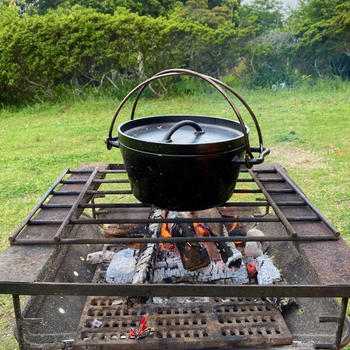 カレーをダッチオーブンで作る！ 牛すじの美味しさを堪能
