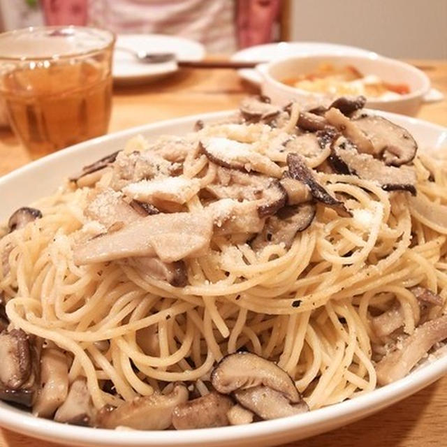 絶品。白ワインがススム、きのこたっぷりのアンチョビパスタ