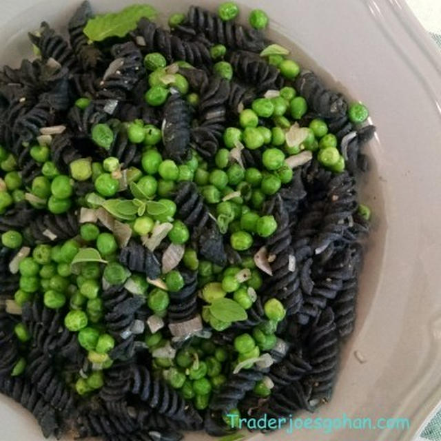 トレーダジョーズのブラックビーンズパスタとグリーンピースのレシピ　Trader Joe’s Organic Black Bean Rotini