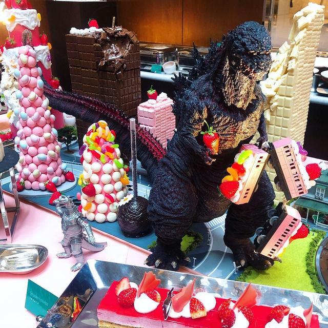 1/15から！苺とゴジラがテーマ「イチ・ゴジラ」ランチブッフェ/ ストリングス東京