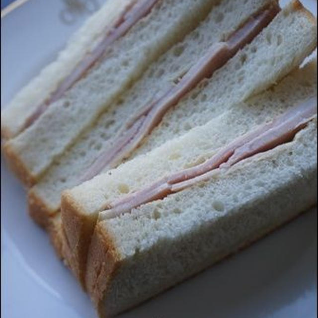 セントル ザ・ベーカリー（CENTRE THE BAKERY）の角食パンでハムサンド。