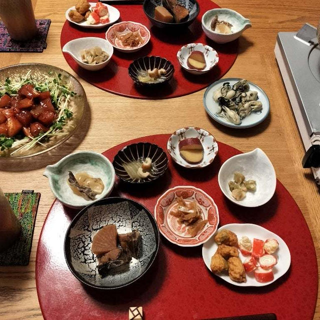 牡蠣鍋とまぐろのユッケと小鉢8品で晩酌
