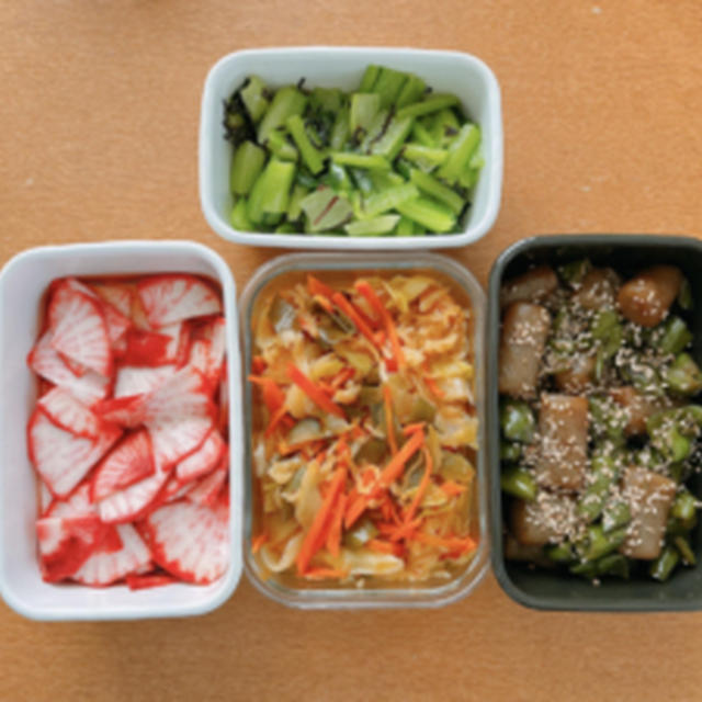 12/15に作った作り置きおかず（小松菜の塩昆布和え、赤かぶの甘酢漬け、切り干し大根の中華風煮、ピーマンとこんにゃくのめんつゆ炒め）
