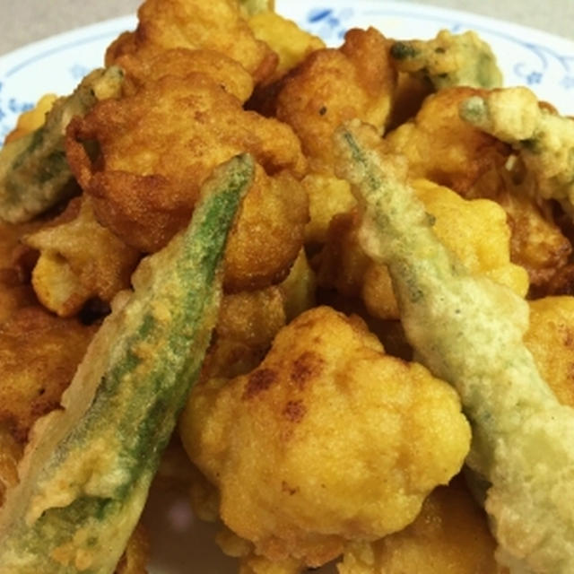 カリフラワーにカレー粉を入れて揚げて♪