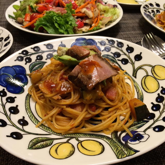 アボカドとローストポーク乗せゴロゴロ夏野菜のトマトソースパスタ♪