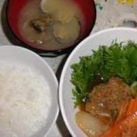 野菜たっぷり煮込みハンバーグ