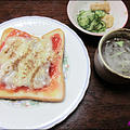 苺ジャムとチーズのトースト。明治北海道十勝贅沢スライスチーズを使って