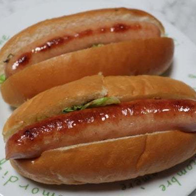 大多摩ハムのあらびきウィンナーでホットドッグ