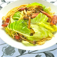 野菜たっぷり〜！嬬恋高原キャベツとしめじとソーセージのペペロンチーニ。