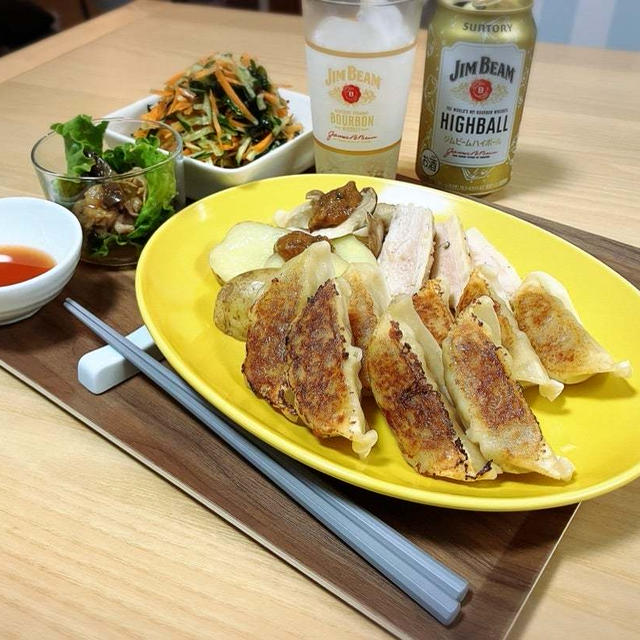 焼き餃子　にんじんと胡瓜とワカメのサラダ　の献立。