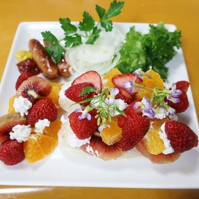 朝ご飯ですよ～オープンフルーツサンドとバラ～