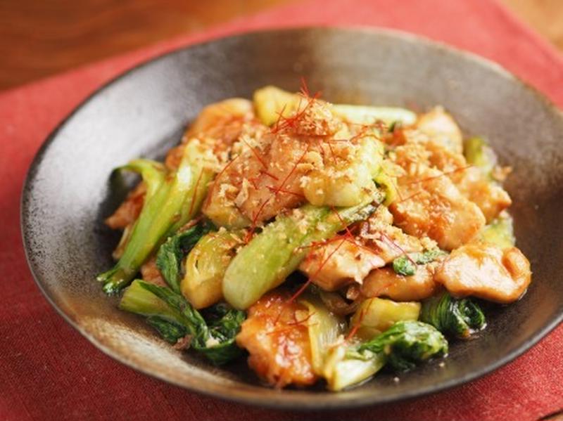 鶏むね肉と青梗菜の香味炒め　、　五香粉とフライドエシャロットで本格派に仕上げます。