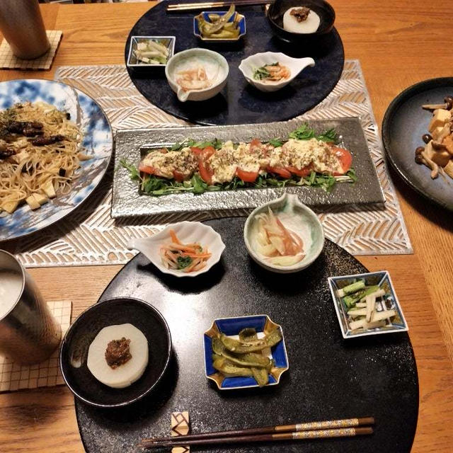 ホタルイカときのこの和風パスタ、トマトとたまごのサラダ、厚揚げきのこ焼と小鉢5品で晩酌