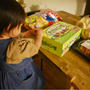 コストコの大きなお菓子に興奮する末っ子。