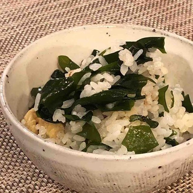炊いたごはんに、ワカメを混ぜる。ワカメごはん。パパの料理塾で、パパたち絶賛