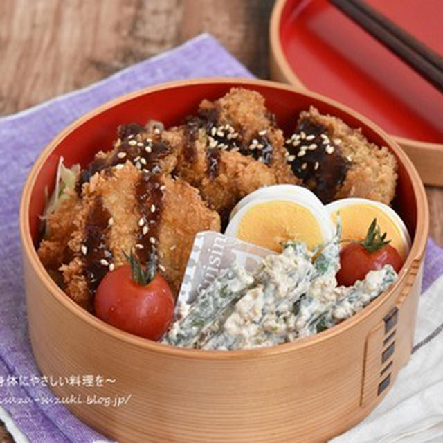 ソースカツ丼のお弁当と丸いお弁当箱の詰め方