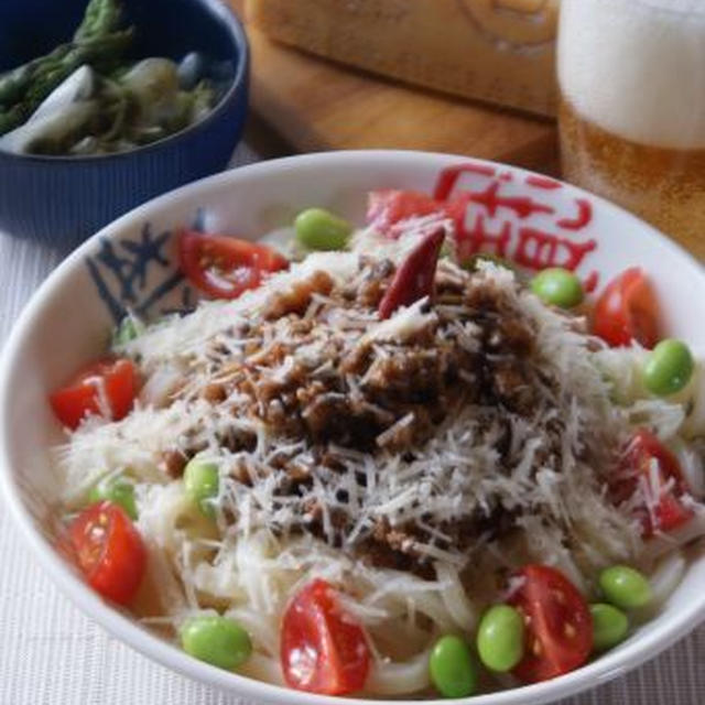 「パルミジャーノ肉味噌和えうどん」といろいろおつまみ