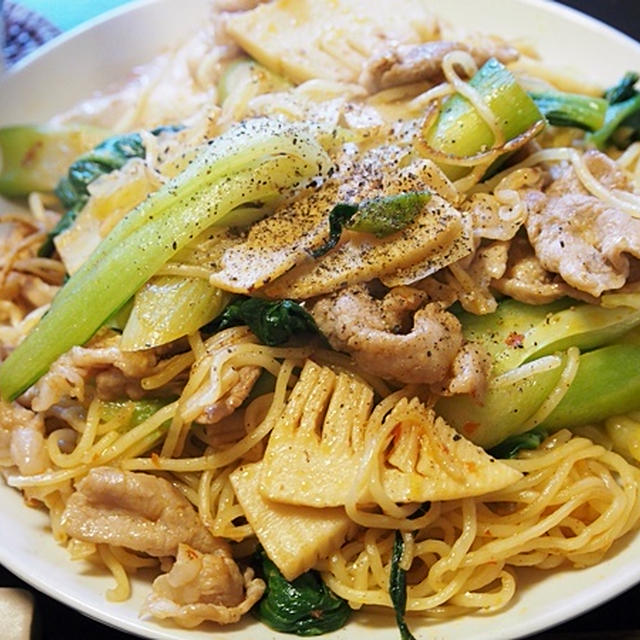 【豚肉とチンゲン菜のしょうゆ焼きそば】チャチャッとできて酒に合う。