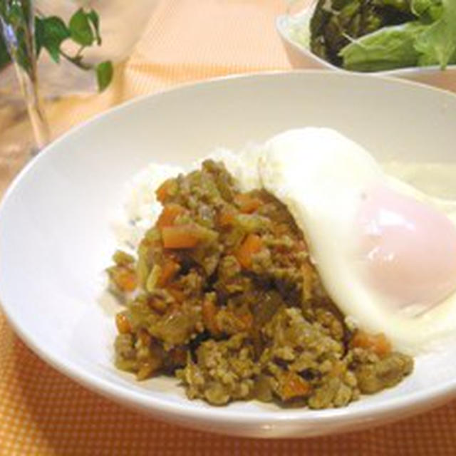 ドライカレー　クリームチーズとドライカレーの揚げワンタン
