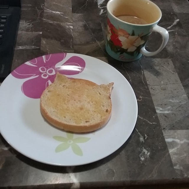 ネコ食パンで朝食を。。。♪(=^・・^=)♡