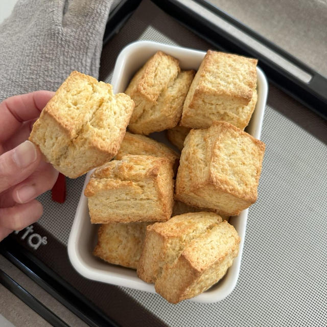 こんがりキレイな焼き色が美味しそう♡外はカリッと中はふんわりスコーン焼きました！