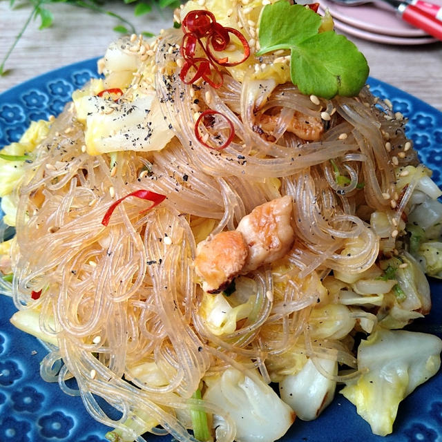 春雨でヘルシーな♡鶏皮の旨味をた〜ぷり吸い込んだ春キャベツとセリの焼きそば風春雨