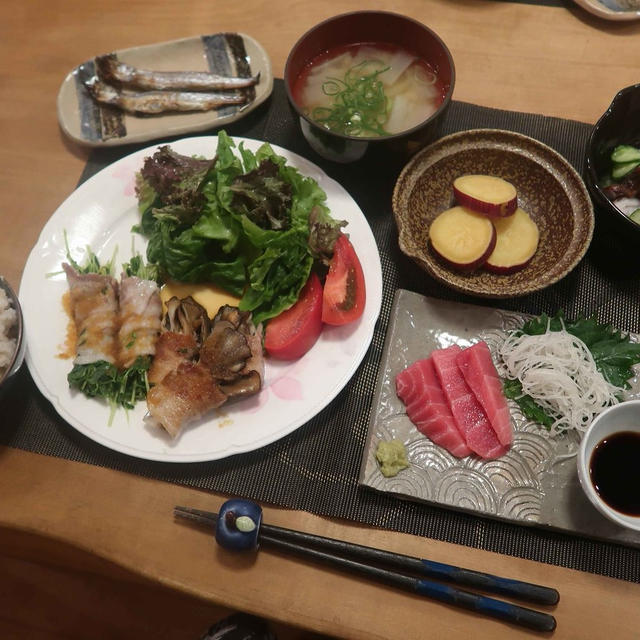 豆苗の豚巻と中トロの晩ご飯　と　ジャカランダの実♪