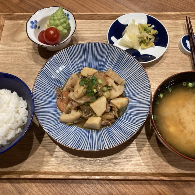 献立 里芋と根菜の肉じゃが風辛味噌煮込み ロマネスコとミニトマト 白菜のお漬物 豆腐のお味噌汁 By Kajuさん レシピブログ 料理ブログのレシピ満載