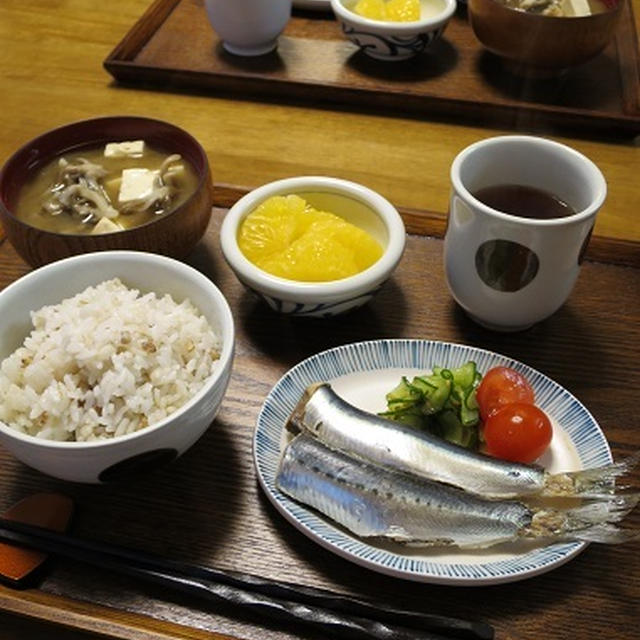 ちょっと渋めの朝ごはんと今日のオット弁♪ 沈む月