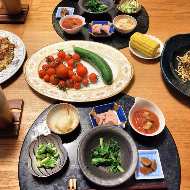 ごま高菜の焼きそば、きゃべ玉、プランターのプチトマトときゅうり、小鉢6品で晩酌