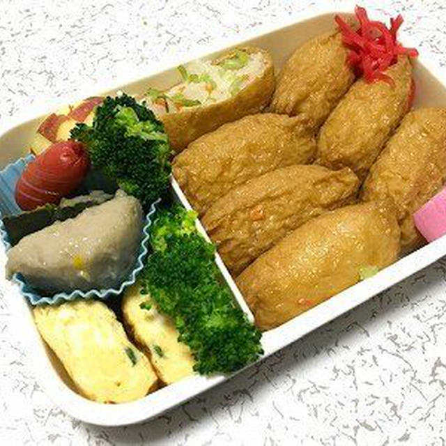 稲荷寿司弁当。水菜の浅漬け