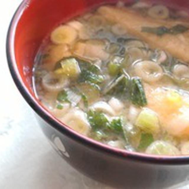 刻み野菜たっぷり♪葱と大根菜とお揚げの味噌汁