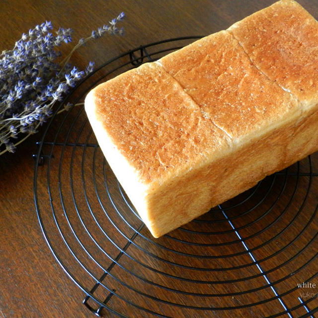 角食パンといちご丸ごとジャム。ホシノ天然酵母の食パンは香りがたまりへんな〜。
