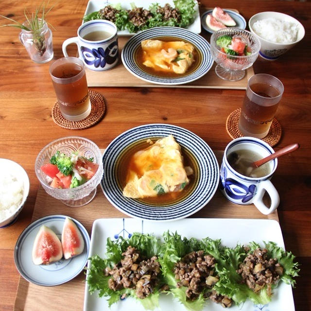 ひき肉となすの甘味噌炒め、レタス包み。ガパオ風オムライス（フーディストノート）。