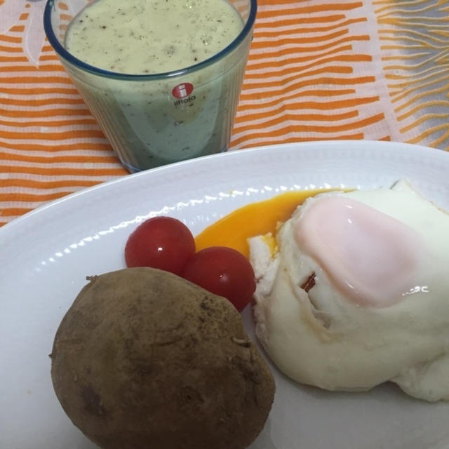 今朝の朝ごはん^_^ヨーグルトキウイジュース
