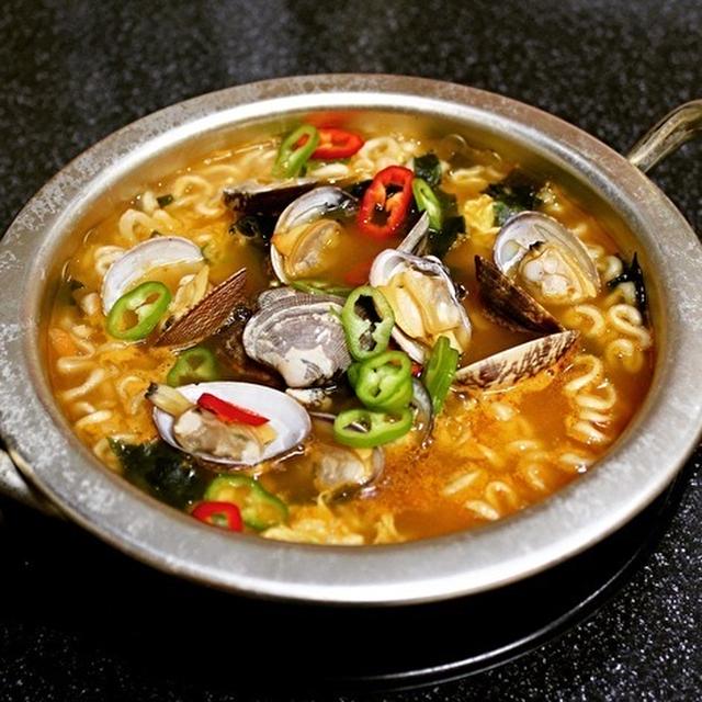 ノグリラーメンであさりラーメン。わかめの炒め和えも。