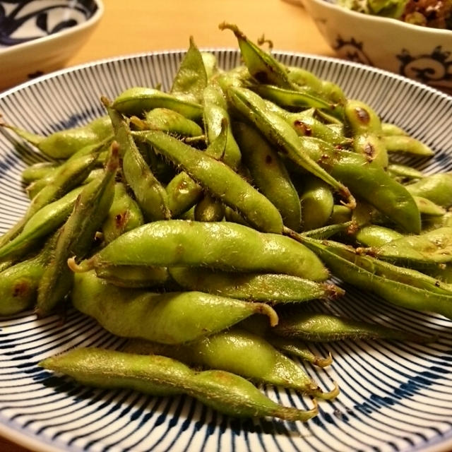 蒸し焼き枝豆　少量のごま油と塩で香ばしく。