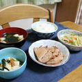 簡単チャーシューと小松菜・長芋・納豆のしょうゆ和えともやしの酢びたしでうちごはん（レシピ付）