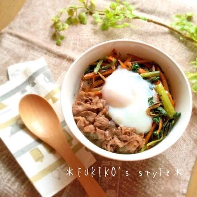 【簡単*作り置き*アレンジ】三色野菜とひじきのナムルに牛肉添えてピビンパ丼